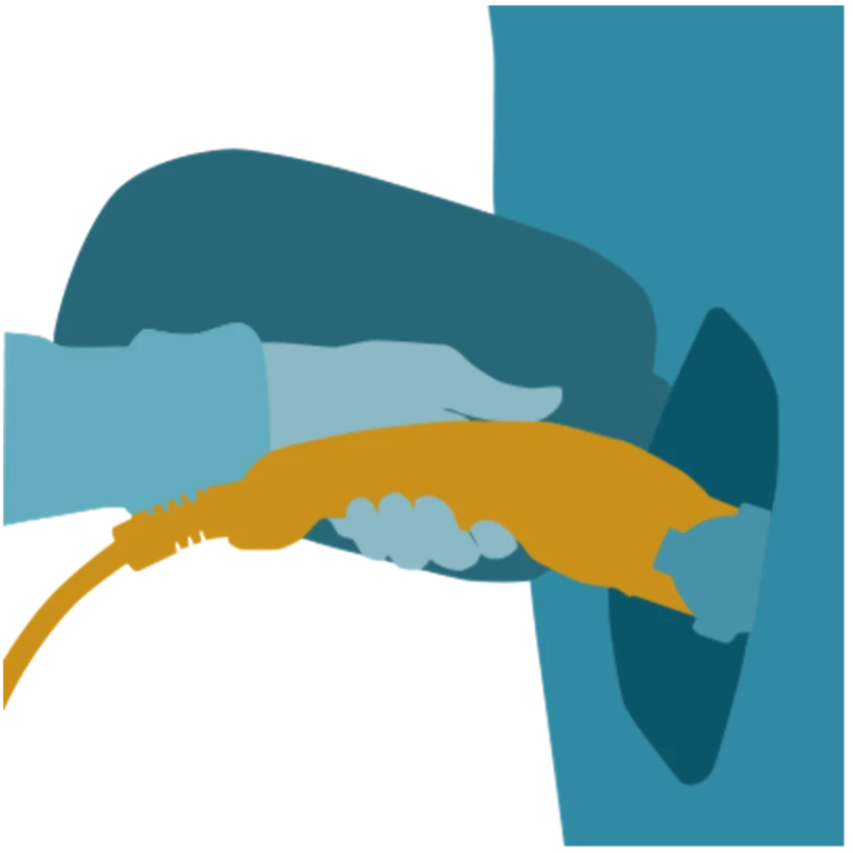 Ilustration av en hand som kopplar laddning på en elbil